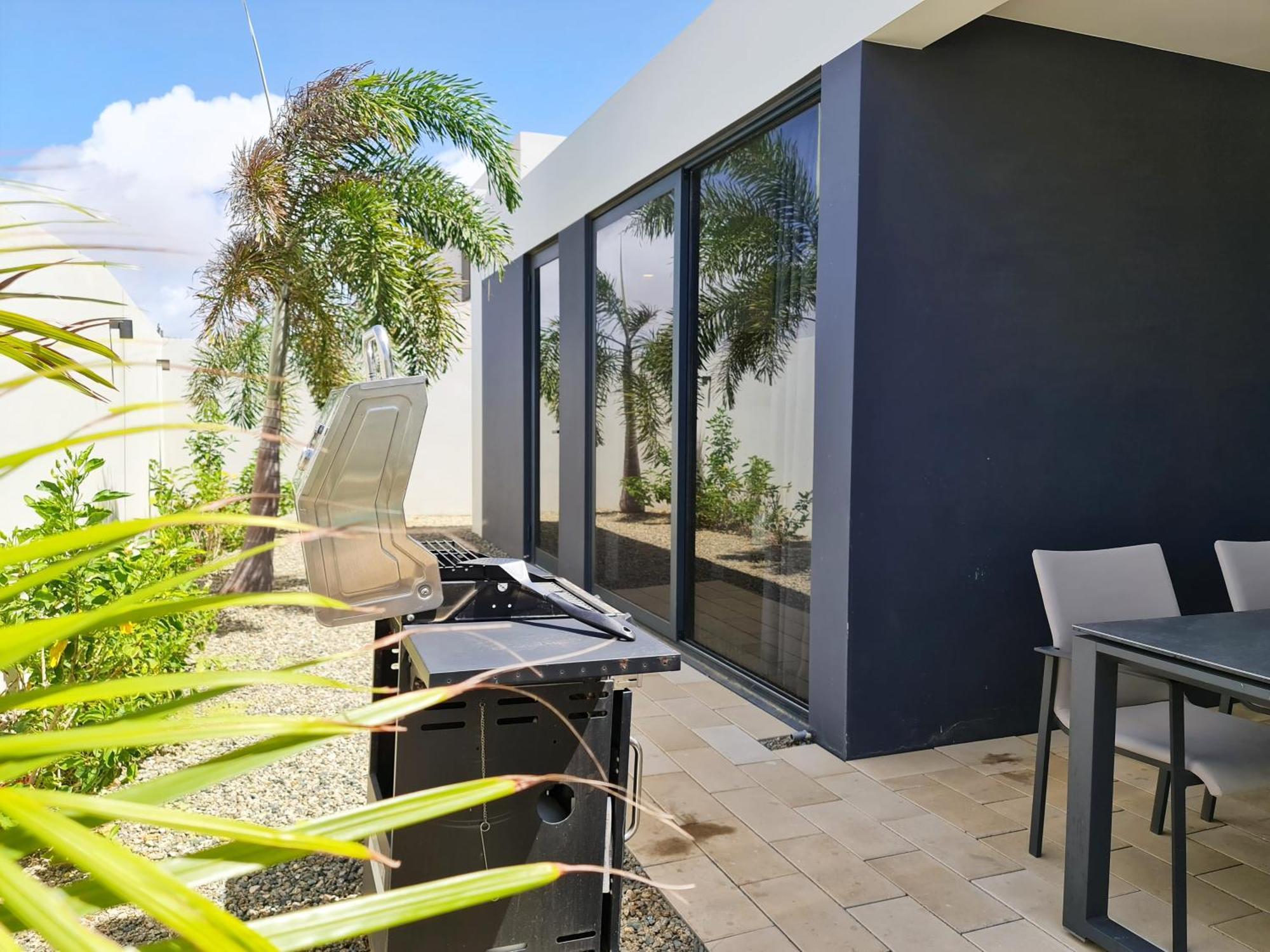 Tuscany Residence Aruba Palm Beach Exterior photo